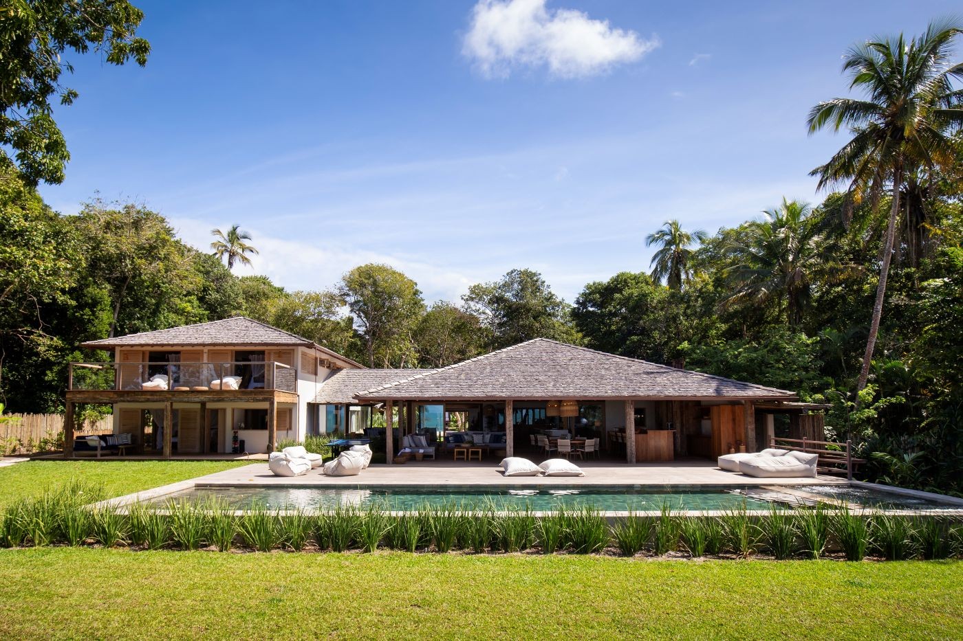Casa em Trancoso: Design Moderno com Telhado de Madeira e Amplos Vãos