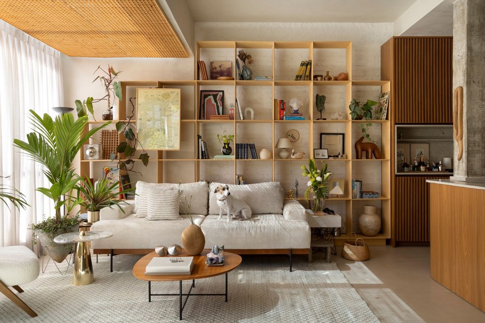 O contraste entre tijolinho branco e concreto aparente é uma alternativa para criar ambientes contemporâneos e cheios de personalidade. Tijolo aparente da construção, pintado com tinta Branco Neve Fosco, da Suvinil — Foto: Carolina Mossin/Divulgação | Projeto do escritório BA-SP Arquitetura