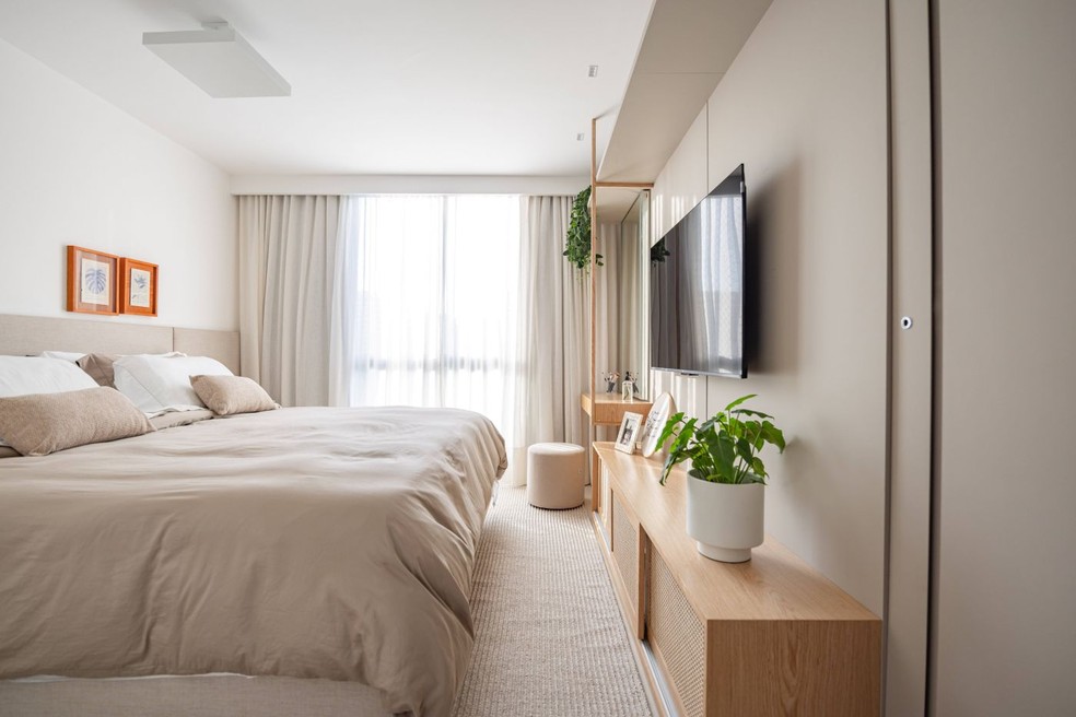 QUARTO DE CASAL | A suíte tem cama e cabeceira desenvolvidas sob medida pela Selleto Home, que também forneceu as cortinas de gaze de linho. A marcenaria combina lâmina de carvalho-americano, MDF Frapê, da Arauco, e portas com palhinha natural. Tapete da Galeria Hathi — Foto: Pedro Mello/Interior da Foto/Divulgação