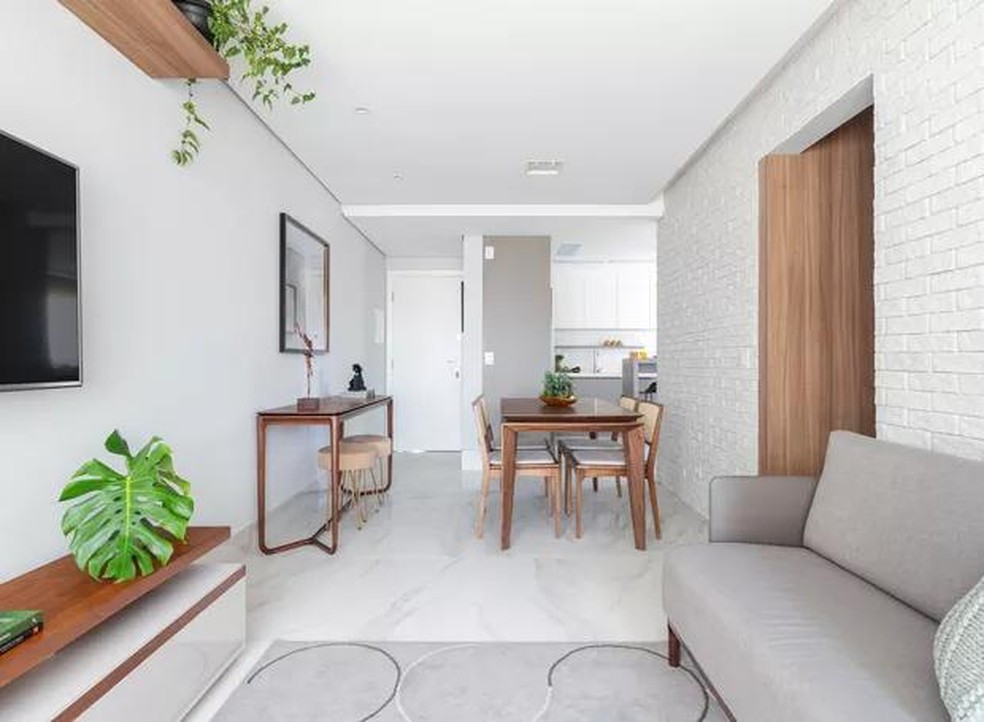 Produtos abrasivos e ácidos devem ser evitados, pois podem danificar o rejunte e alterar a aparência da superfície. Na sala, tijolinho branco da Kyoto Pedras — Foto: Maura Mello/Divulgação | Projeto do escritório AVF Arquitetura