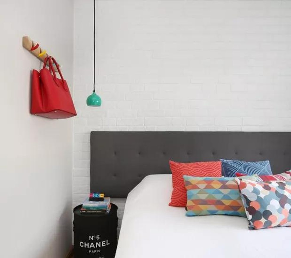 No quarto, o tijolinho branco pode aparecer na parede atrás da cama e servir como um pano de fundo neutro e texturizado. O quarto do casal ganhou uma parede que imita tijolinho branco da Santa Luzia — Foto: Mariana Orsi/Divulgação | Projeto da arquiteta Gabrielle Fuzinato do escritório GF Projetos