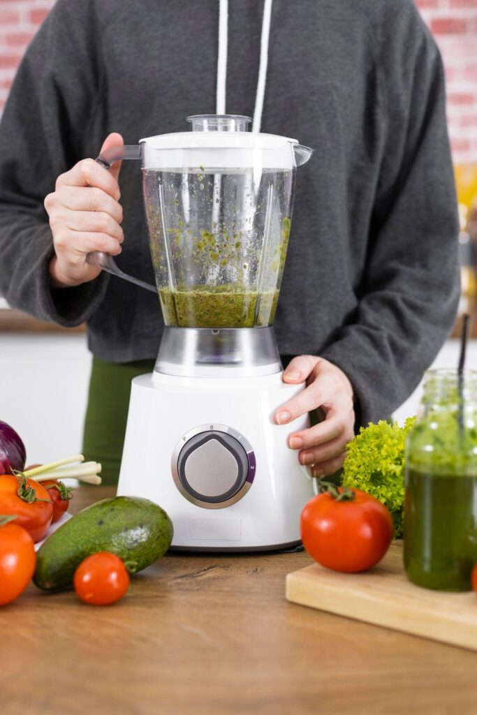Produtos específicos para a remoção de gorduras podem ser utilizados em casos mais difíceis. O importante é verificar se não são muito abrasivos e se são indicados para materiais que entram em contato com alimentos. Uma das opções é o flotador — Foto: Magnific/Creative Commons