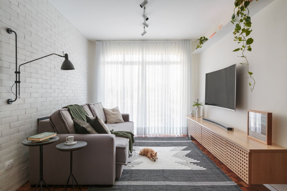 Escolher uma única parede para receber o revestimento e manter as demais neutras ajuda a criar uma composição equilibrada e coerente. Tijolinho brick branco, da Kyoto Pedras — Foto: Felco/Divulgação | Projeto do Estúdio Maré