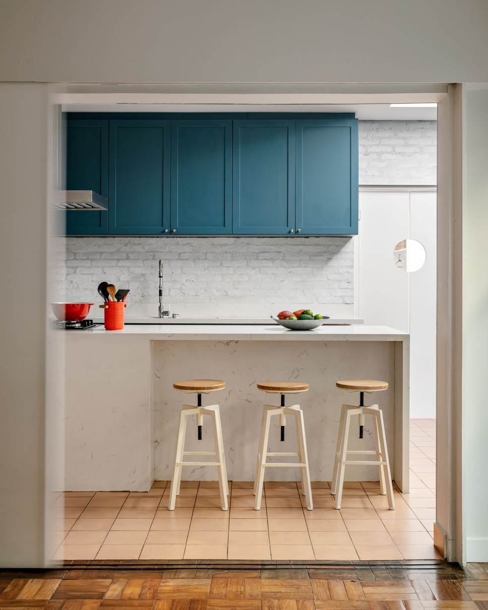 Tons como terracota, verde-escuro, azul-petróleo e caramelo agregam contraste e profundidade à parede branca. O tijolinho à vista conta a história da casa, ao passo que materiais modernos atualizam o décor — Foto: Fran Parente/Divulgação | Projeto da arquiteta Kika Camasmie