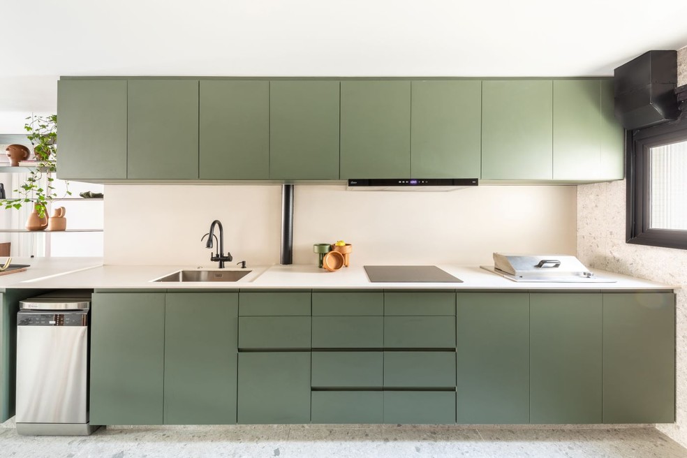 Na cozinha, a tomada invisível deixa a bancada limpa visualmente e disponibiliza energia apenas na hora em que você vai usar o liquidificador, a airfryer ou a batedeira — Foto: Guilherme Pucci/Divulgação | Projeto do escritório ZALC Arquitetura