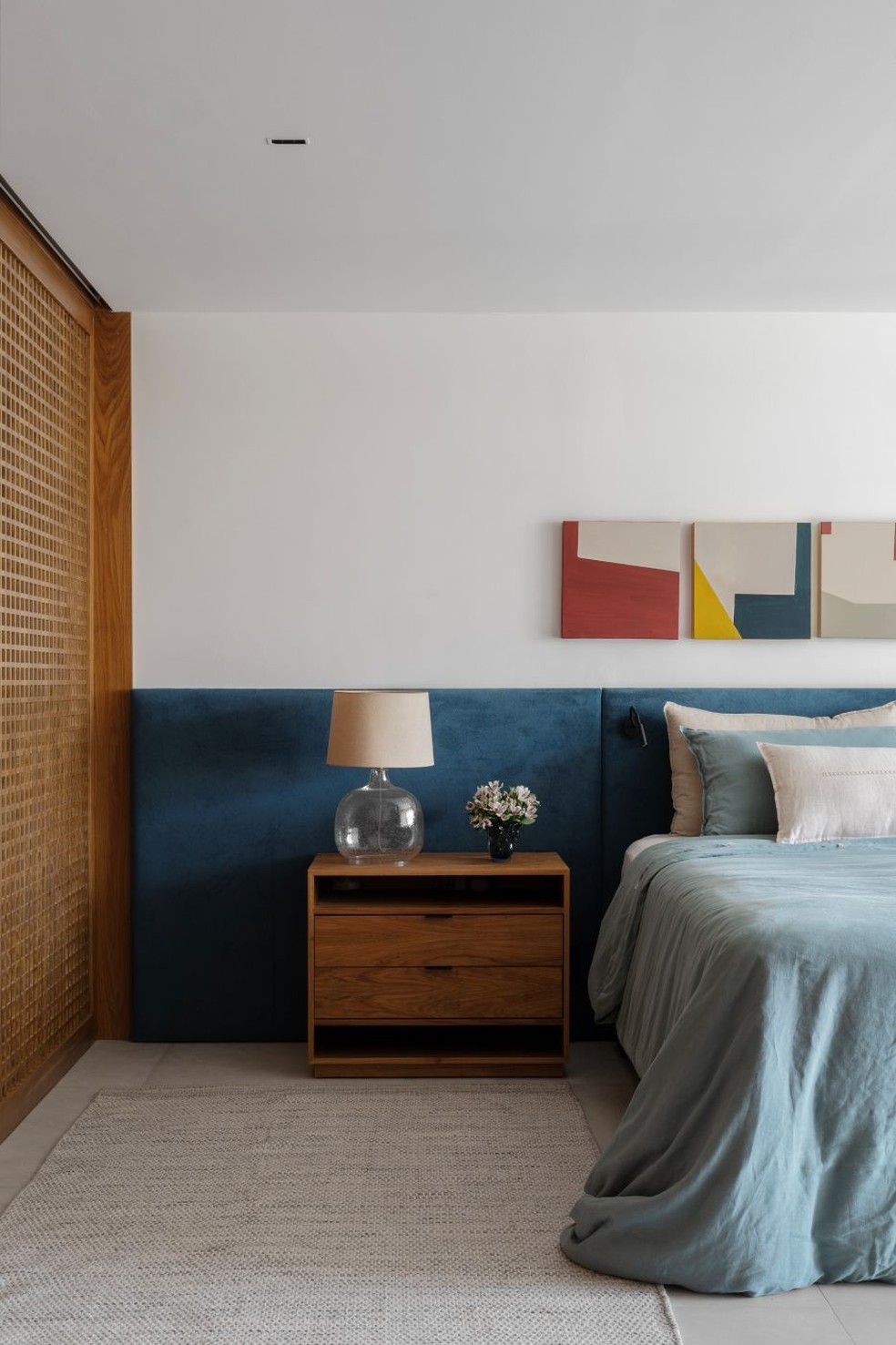 Espumas de diferentes densidades garantem conforto e ajudam a manter o formato da cabeceira ao longo do tempo. No quarto, cama e cabeceira estofadas pela Topo e Base Estofados — Foto: Estúdio NY18/Divulgação | Projeto do escritório Flavia Malvaccini Aquitetura