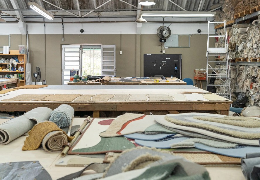 A by Kamy Verde transforma sobras de tapetes em obras de arte exclusivas, liderando a economia circular no design de interiores e alcançando o descarte zero
