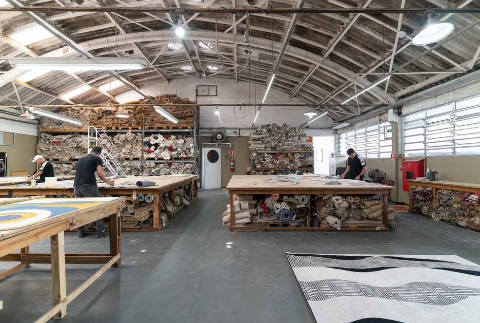 Em parceria com arquitetos e artistas, a by Kamy Verde reinventa retalhos têxteis por meio de upcycling manual, provando que sustentabilidade e alta estética caminham juntas — Foto: Studio by Kamy/Divulgação