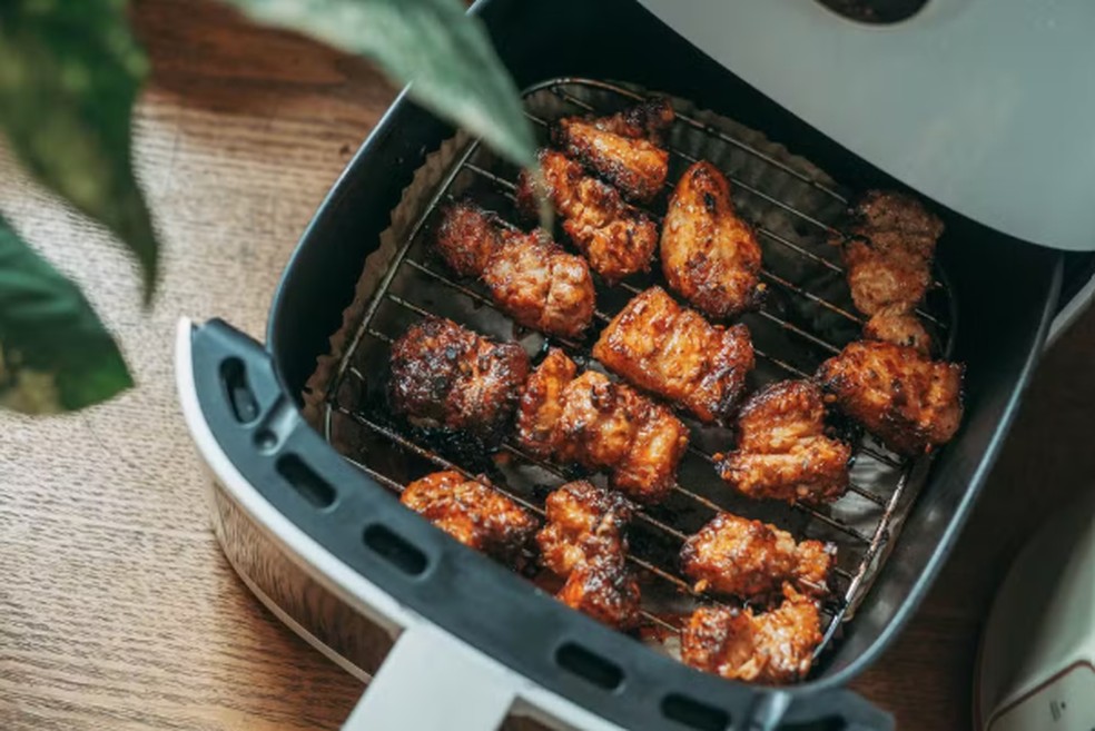 Selecionamos quatro air fryers de 16 litros com diferentes recursos, acessórios e preços para facilitar a escolha de quem precisa de porções maiores — Foto: Pexels/FOX/Creative Commons