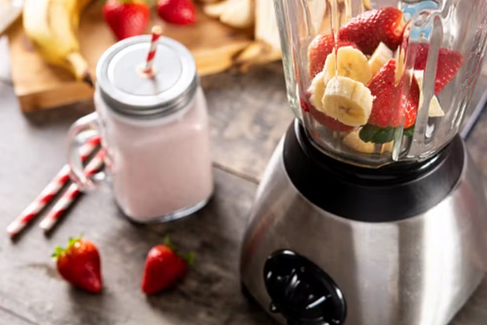 Prepare receitas como vitaminas e smoothies com praticidade e segurança no liquidificador de vidro — Foto: Magnific/Creative Commons