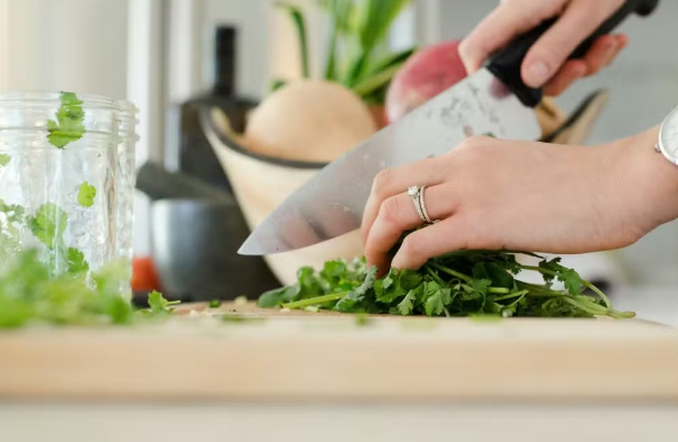 Manter as facas amoladas garante cortes precisos em legumes e temperos, otimizando o preparo de receitas — Foto: Unsplash/Creative Commons