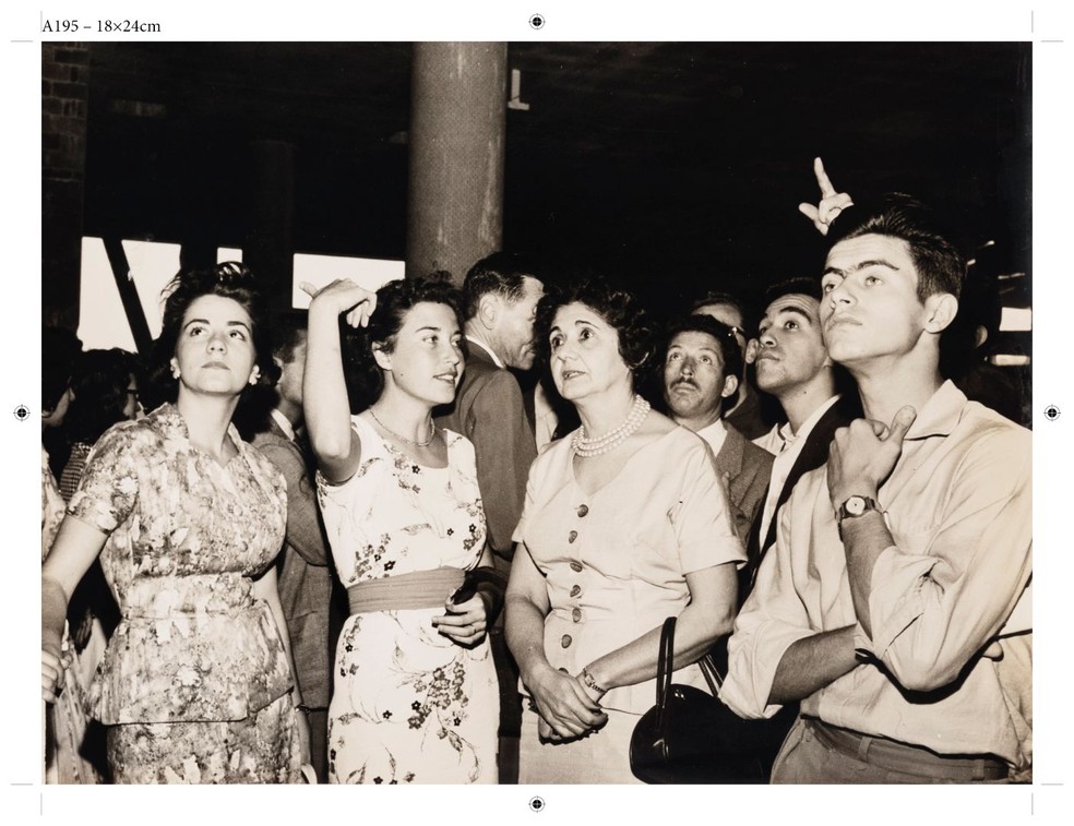 Carmen Portinho (ao centro) com um grupo de alunos da Faculdade Nacional de Arquitetura em visita às obras do MAM Rio nos anos 1950 — Foto: Sem autoria identificada/Acervo Pesquisa e Documentação MAM Rio