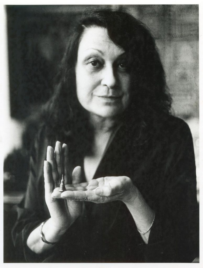 Lina Bo Bardi e Fifó (pequeno objeto em suas mãos), 1978. Um dos projetos desenvolvidos por ela foi o Sesc Pompeia, na capital paulista, que transformou uma antiga fábrica de tambores em um complexo esportivo e cultural, priorizando o encontro comunitário — Foto: Instituto Bardi/Bob Wolfenson/Divulgação