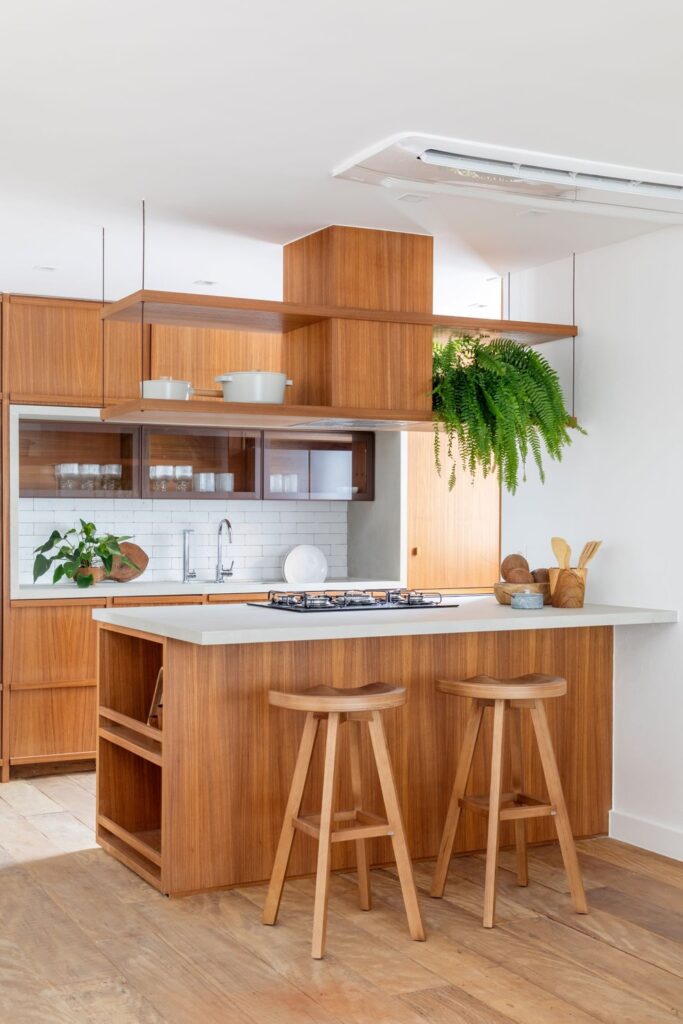 Na cozinha, o tijolinho branco pode trazer textura e personalidade, mas áreas sujeitas a respingos de água e gordura exigem cuidados extras. No frontão da cozinha, tijolo cimentício Erozio Off White, da Colormix, e bancada de Ultracompact Fokos Sale — Foto: Luiza Schreier/Divulgação | Projeto do escritório Escala Arquitetura