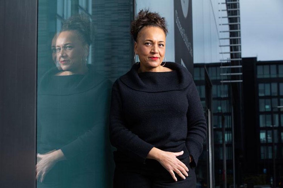 Em 2023, a arquiteta Lesley Lokko foi a primeira curadora negra da Bienal de Arquitetura de Veneza — Foto: La Biennale di Venezia/Reprodução