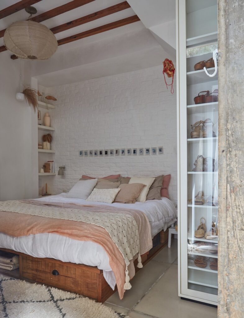 A tonalidade branca permite que o revestimento acompanhe mudanças na decoração sem exigir uma nova intervenção na parede, como neste quarto — Foto: Paula Chaffin/Divulgação | Projeto da arquiteta Natasha Frota sócia do escritório Garimpório Arquitetura