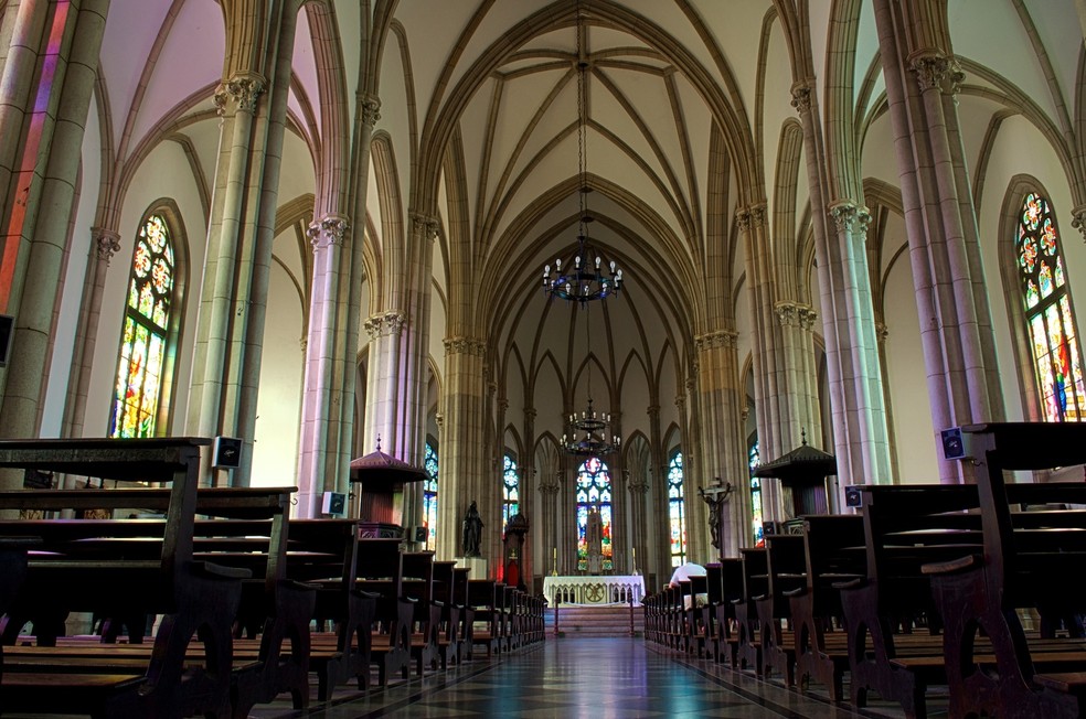 O interior da Catedral São Pedro de Alcântara revela elementos típicos do estilo neogótico, como os arcos ogivais e as colunas esguias — Foto: Marco Guinter/Getty Images