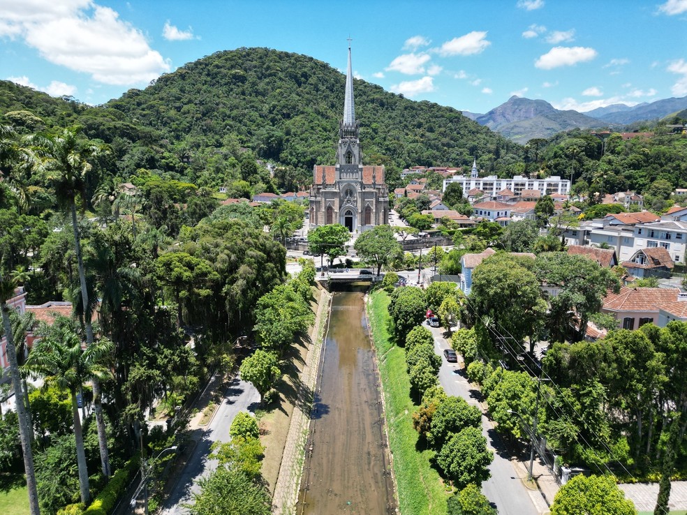 No coração do Centro Histórico de Petrópolis, a Catedral está integrada ao cotidiano de quem vive na cidade e chama a atenção de turistas pela imponência de sua arquitetura — Foto: Luiz Castro/Getty Images