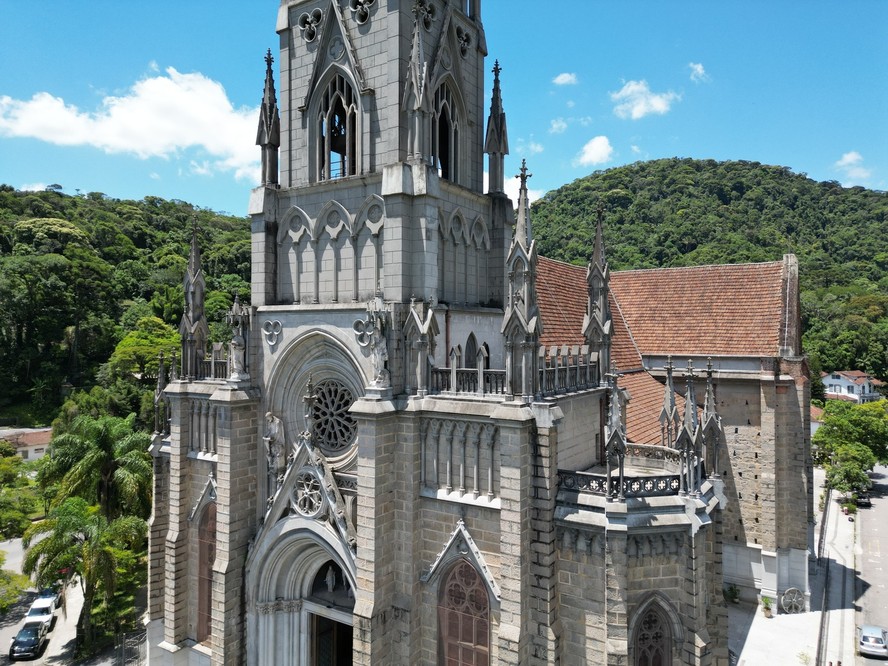 Com torre de 70 metros de altura e arquitetura neogótica, a Catedral São Pedro de Alcântara domina a paisagem do Centro Histórico de Petrópolis