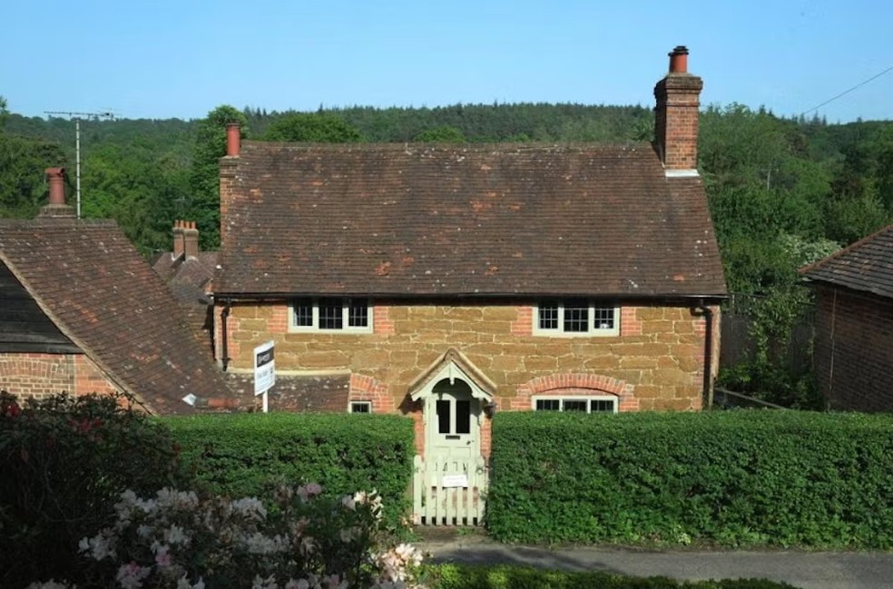 A casa em Surrey, Honeysuckle Cottage, que inspirou a casa do filme 'O amor não tira férias' — Foto: Hamptons Internacional/Divulgação