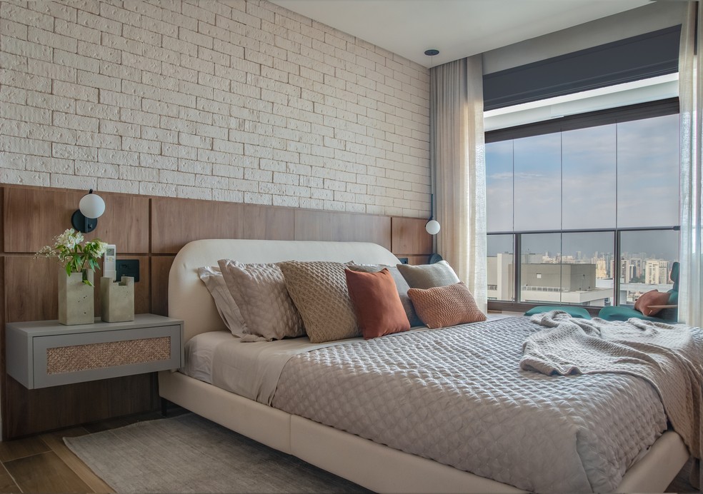A parede atrás da cama é uma das possibilidades para usar o tijolinho branco como elemento de destaque e criar uma atmosfera acolhedora. Tijolinho da Palimanan Revestimentos Naturais — Foto: Erika Urbino/Divulgação | Projeto da arquiteta Mari Milani