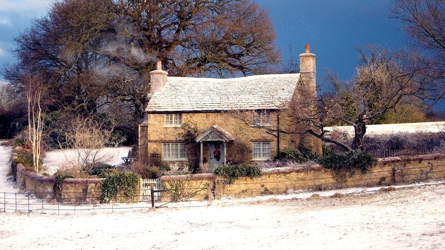 Inspirada em construções de campo clássicas inglesas, o Rosehill Cottage, chalé que aparece no filme O Amor Não Tira Férias (2006), foi construído especialmente para as filmagens em um campo próximo ao vilarejo de Shere, em Surrey, na Inglaterra