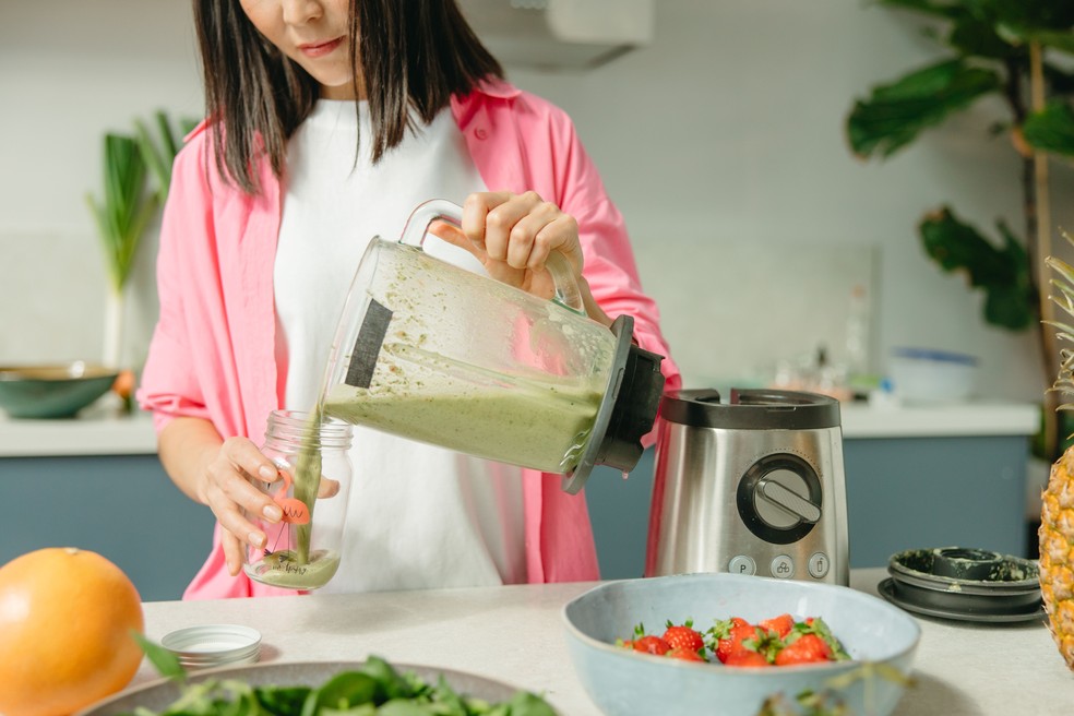 Deixar o copo sujo de molho pode ajudar na limpeza, mas o período não deve ultrapassar 30 minutos para evitar a proliferação de bactérias — Foto: Pexels/Yaroslav Shuraev/Creative Commons