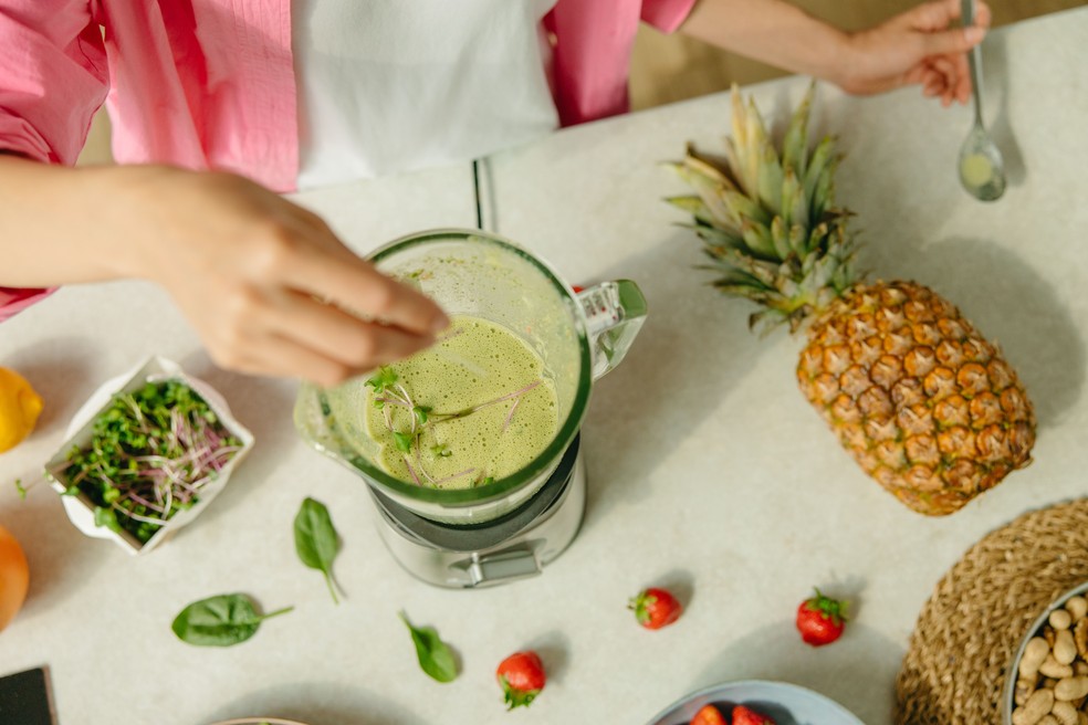 Para gorduras mais difíceis e cheiros fortes, a combinação de água quente com bicarbonato de sódio ajuda na limpeza — Foto: Pexels/Yaroslav Shuraev/Creative Commons