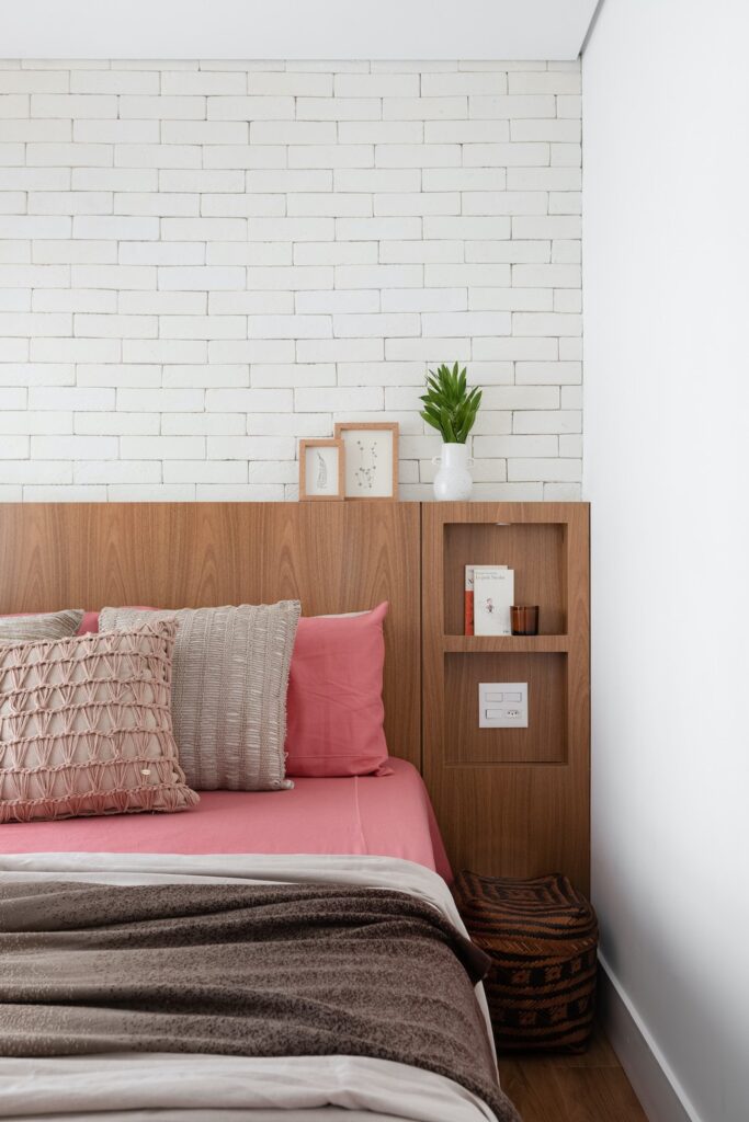 A escolha da tinta deve considerar o tipo de superfície e as condições da parede para garantir um acabamento bonito e durável. No quarto, o tijolinho branco aparece na parede acima da cama — Foto: Monica Assan/Divulgação | Projeto da arquiteta Flávia Theodorovitz