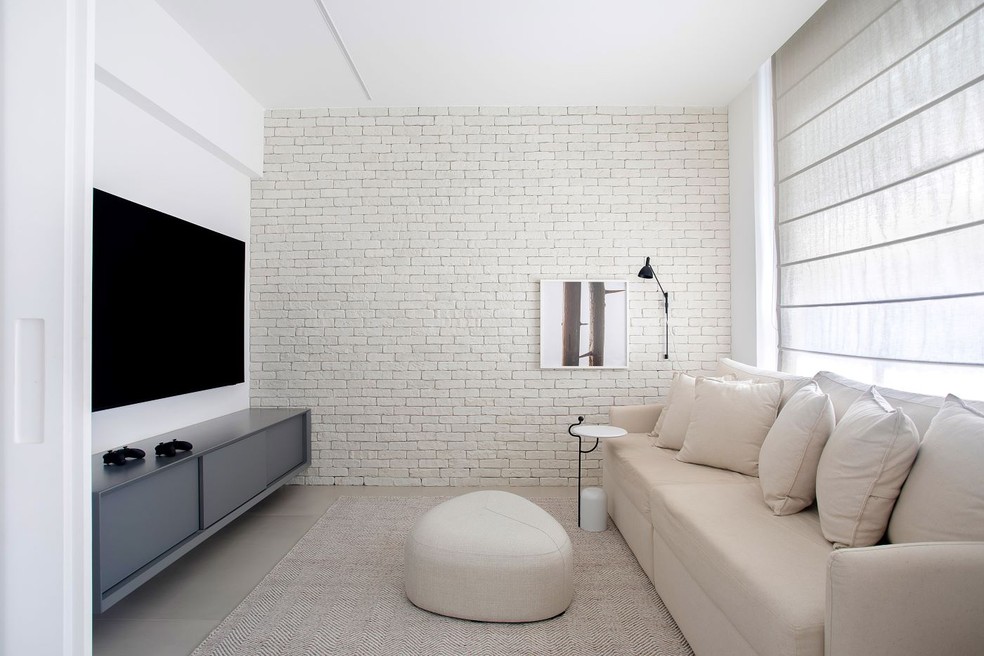 Metais pretos ou em tons de latão podem aparecer em luminárias, puxadores e estruturas para criar pontos de contraste na decoração. Tijolinho Brique Rustic Neve na parede — Foto: MCA Estúdio/Divulgação | Produção: Andrea Brito Velho/Divulgação | Projeto da arquiteta Natália Lemos