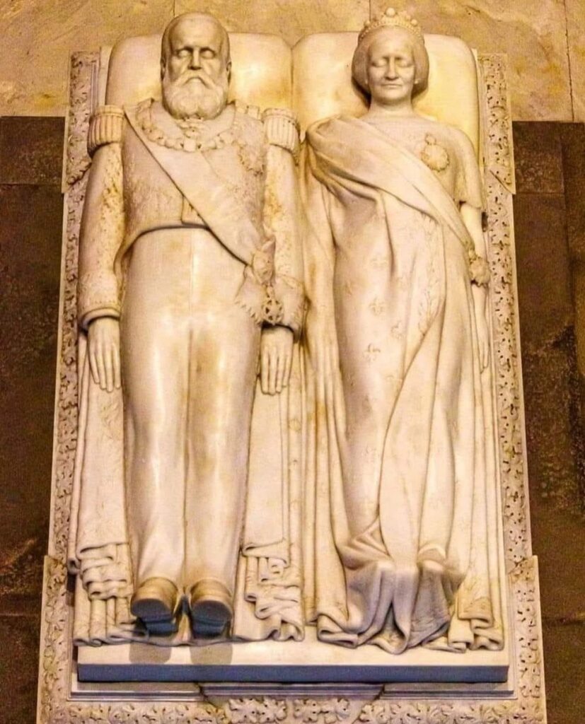 Esculpidas em mármore, as imagens jacentes de Dom Pedro II e da imperatriz Teresa Cristina marcam o centro do Mausoléu Imperial — Foto: Instagram/@brazil_imperial/Reprodução