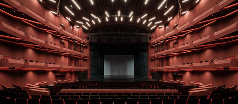 O Harmony Hall é o principal auditório da Shanghai Grand Opera House, com capacidade para 2 mil espectadores distribuídos em cinco níveis. O espaço tem interiores em tons de vermelho escuro e soluções acústicas desenvolvidas para apresentações de ópera — Foto: Yumeng Zhu/Divulgação