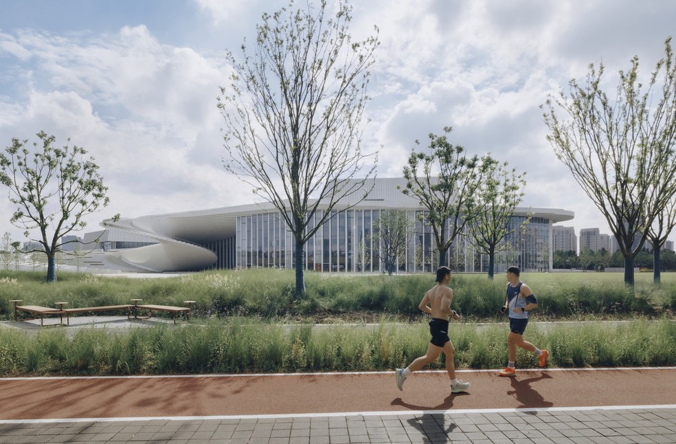 O projeto paisagístico da Shanghai Grand Opera House conecta o edifício ao parque, às áreas úmidas e aos espaços públicos existentes. A proposta busca ampliar as áreas de convivência e contribuir para a biodiversidade local — Foto: Yumeng Zhu/Divulgação