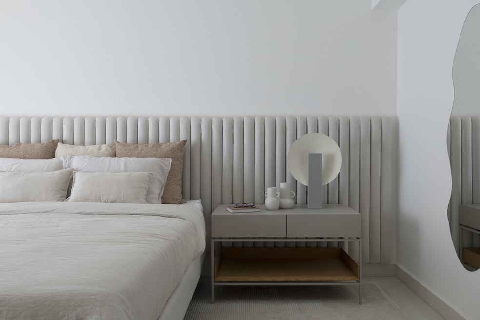 A combinação entre madeira e estofado é uma das mais utilizadas por arquitetos para criar projetos elegantes e atemporais. No quarto do casal, a cabeceira estofada Gomos é da Lider — Foto: Carolina Mossin/Divulgação | Projeto do escritório Teto Arquitetura
