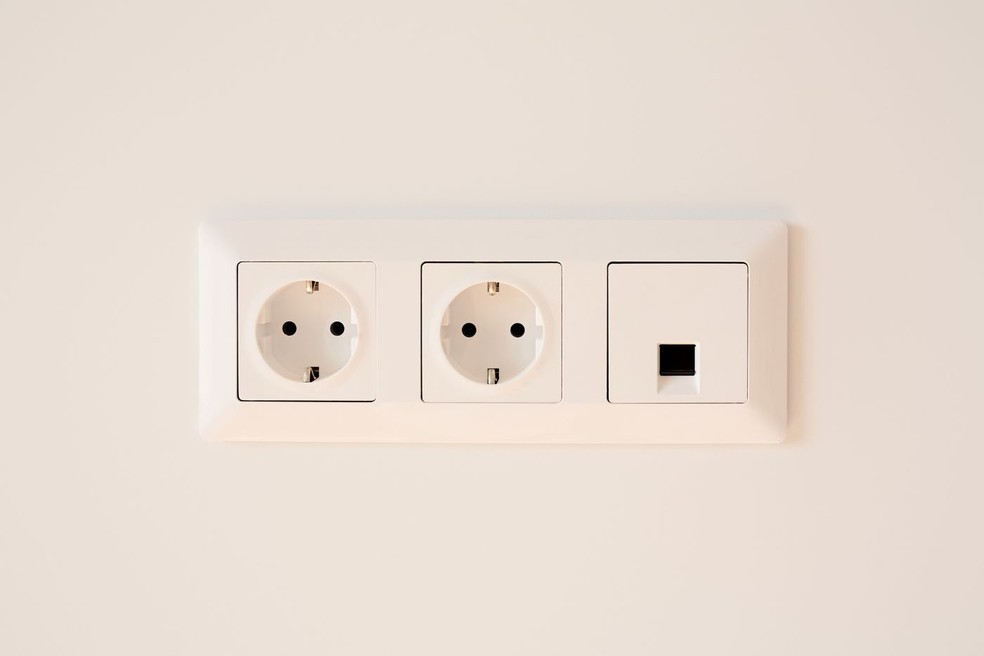 Proteger a instalação elétrica contra a umidade em áreas molhadas é fundamental para garantir a segurança e a durabilidade do sistema — Foto: Getty Images