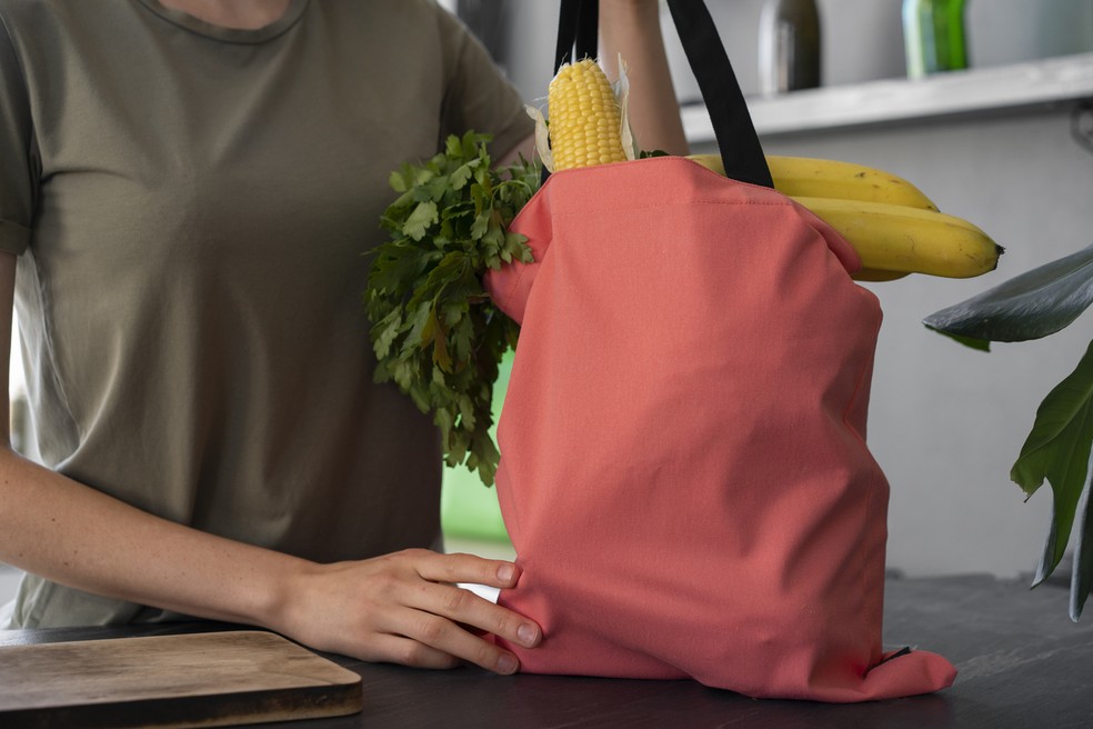 A cor da ecobag pode disfarçar manchas e sujeiras, mas isso não significa que ela esteja limpa — Foto: Magnific/Creative Commons